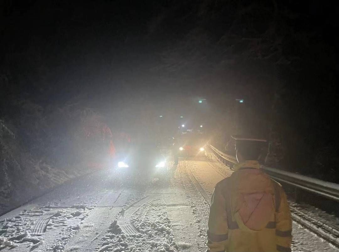 冬游|峨眉山景区峨洪路有冰雪 部分路段实施临时交通管制丨冬游四川上封面