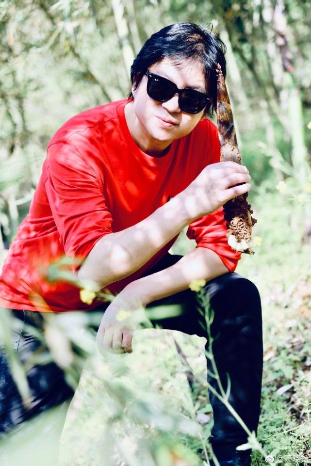 高晓松晒瘦身成功后上山挖笋,网友称赞比吴亦凡帅多了