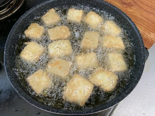 红油|煎豆腐时,直接下锅煎就“废了”,记住2个窍门,豆腐不碎不粘锅
