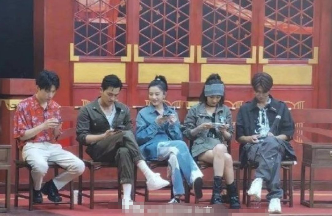 造型|鹅厂新综艺路透,杨幂绑双马尾亮相,光看嘉宾颜值就期待满满