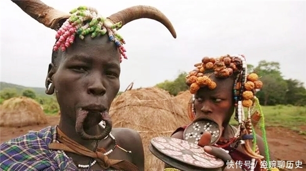 非洲最神秘的部落,女性10岁开始切嘴唇装盘子,盘子越大越受欢迎