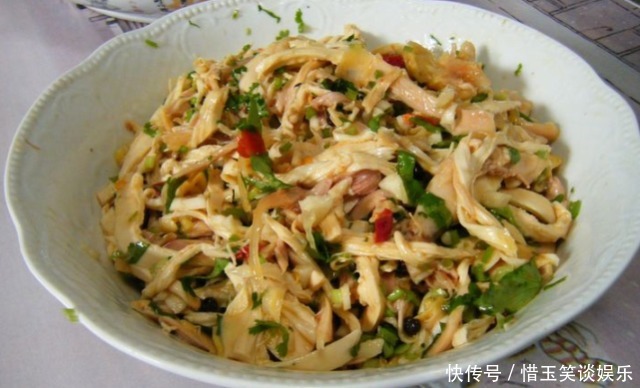 传统|葱油鸡是传统的粤菜之一,吃起来嫩滑爽口,做成手撕鸡更美味