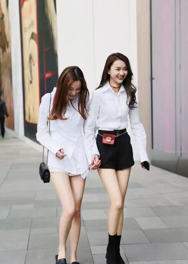 街拍肤|街拍肤白貌美的小美女,五官精致,比心的动作很俏皮