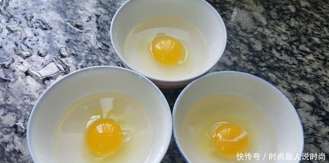 天气炎热,试试这道水煮荷包蛋,不用油也能做,好吃好看又清淡