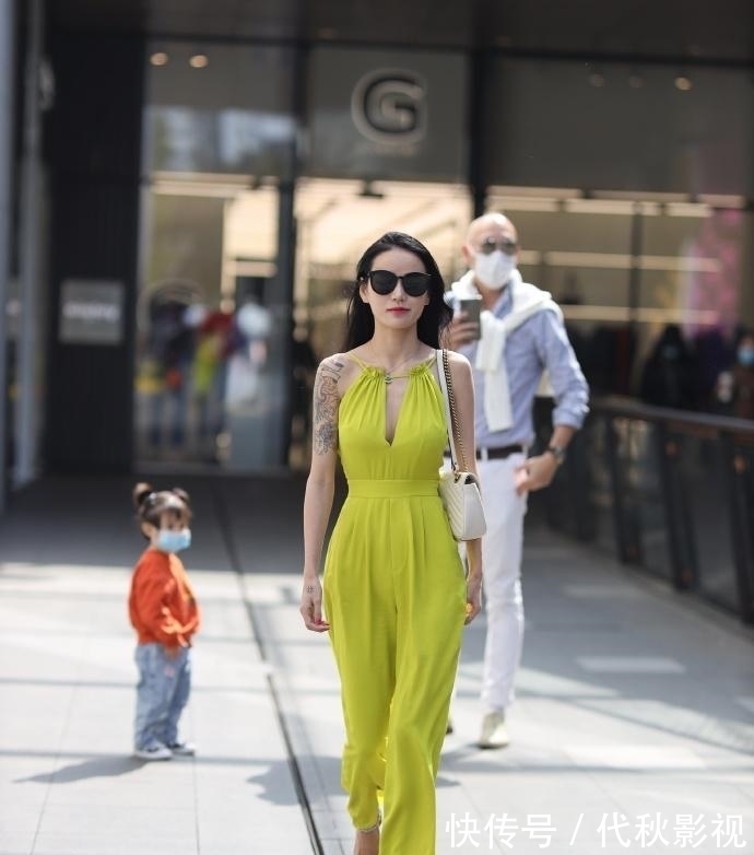 穿搭 时尚“辣妈”的别致穿搭,选择清新“吊带”,展现成熟魅力!