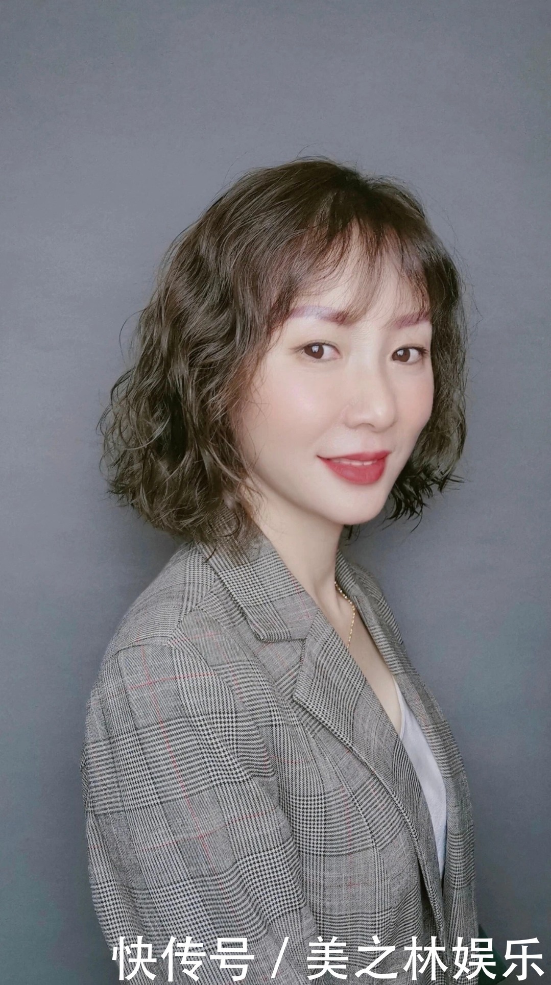 发型 秋冬女发别乱剪了,新时尚发型27款送给大家,无论长短都心动