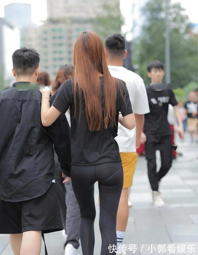 造型 穿修身打底裤的美女，造型简约休闲！
