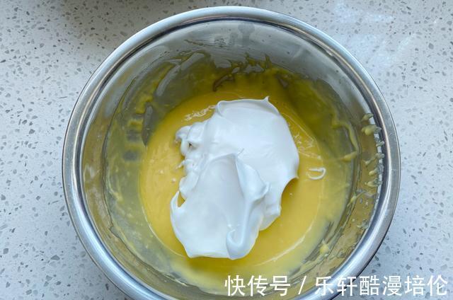 想吃杯子蛋糕不用买,在家轻松做出水光肌小蛋糕,不皱不裂又饱满