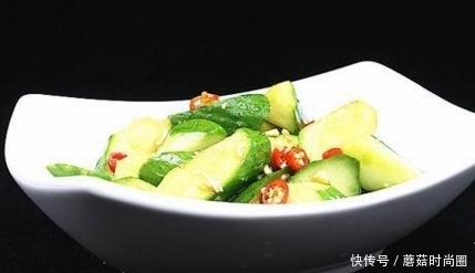 黄瓜|饭店偷学来的拌黄瓜技巧果然不一样,竟这么好吃,原来要加这个!