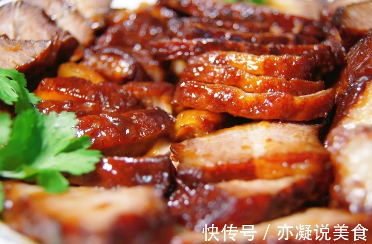 叉烧肉的家庭做法,先腌后焖,不加水不加油,鲜嫩多汁,香气四溢