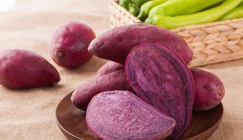 法令纹|女人开始衰老时,面部多半会有3个变化,若没中,恭喜还很年轻