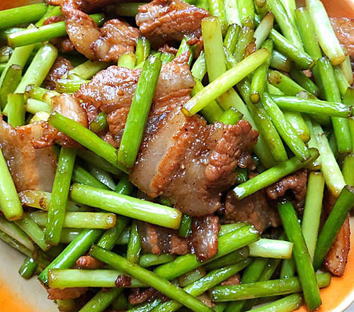 蒜苔炒肉时，蒜苔直接下锅炒大错特错，多加一步，更香又入味