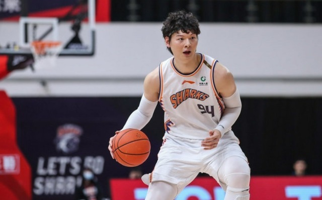 nb就问CBA还有谁?王哲林辗转NBA三队,本尊晒图,穿尼克斯帅气球衣