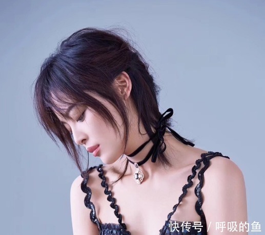 丸子头已经不实行了,今年流行苹果头,减龄显脸小