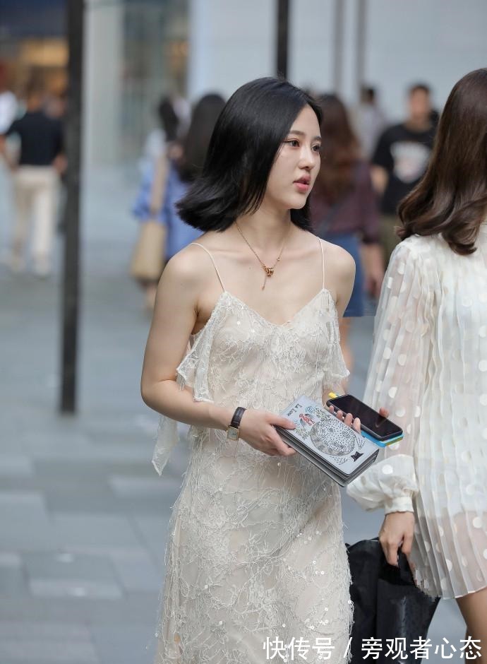 连衣裙|素人街拍 敢穿! 睡衣吊带裙就出街!