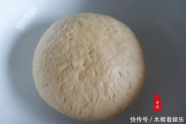 好吃|比面包好吃的烤饼出炉了,奶香浓郁色泽金黄,让人好有食欲