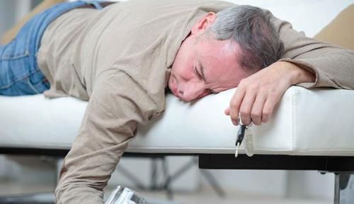 |沙雕动画!搞笑:饿的头晕的我,被校长一巴掌拍晕倒地!