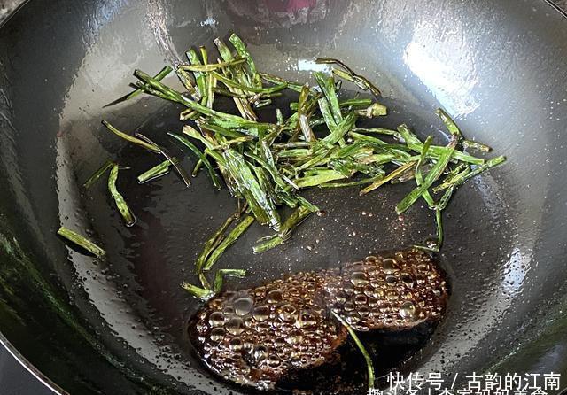 营养|1个人吃饭,我从不点外卖,荤素搭配营养足,网友:认真吃饭真好