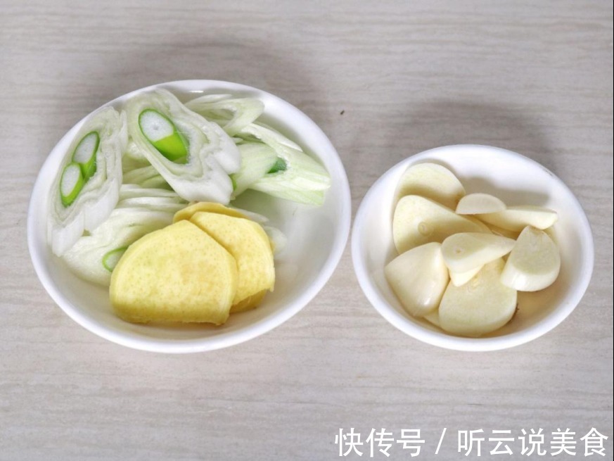 番茄鱼家常做法，鱼片滑嫩如豆腐，汤汁酸爽开胃！