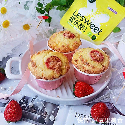 #健康甜蜜烘焙料理#草莓酥粒马芬蛋糕