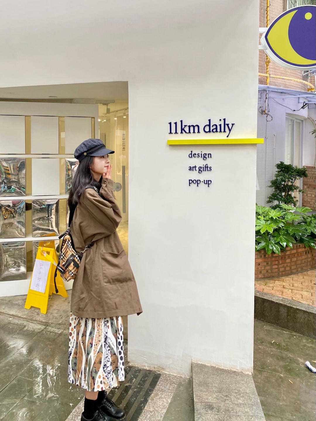 风衣|40+女人如何穿衣显年轻?大衣搭配半身裙,让你整个秋冬高级时髦