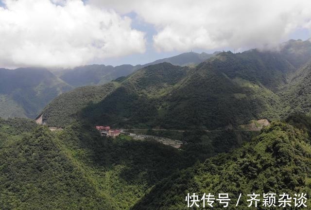 巴山大峡谷|航拍夏日的巴山大峡谷，青山连绵起伏耸立云中