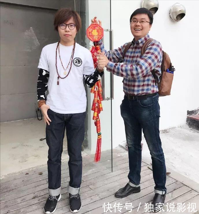 杨幂力挺周柯宇,起底INTO1成员的原公司,谁的背景更硬?