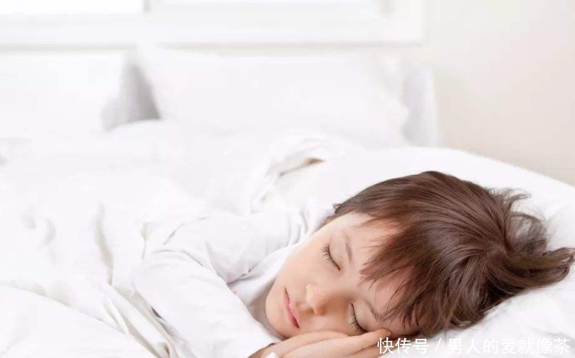 习惯|睡前的这些习惯,会影响孩子长高,大人尽量要注意才行