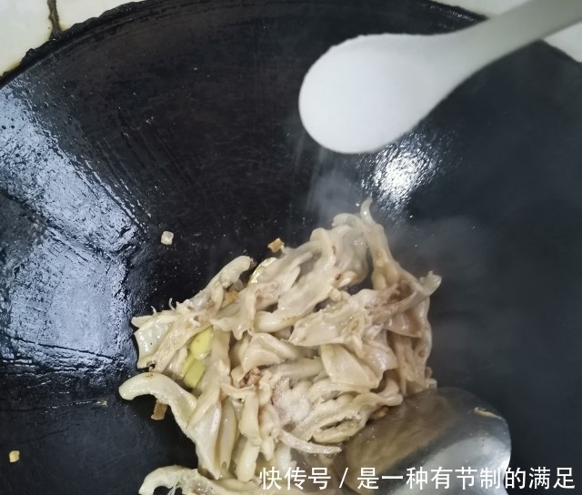 黄豆烧鸭爪，酱香浓郁，软糯美味