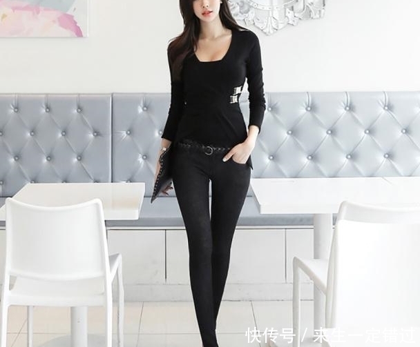 黑色的休闲裤,把成熟女性的味道衬托得非常的端庄淡雅