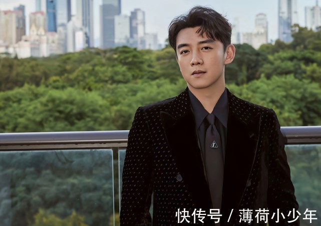 你說巧不巧？鄭愷火鍋店遭投資商拉橫幅維權(quán)，鄭愷當(dāng)天就退股