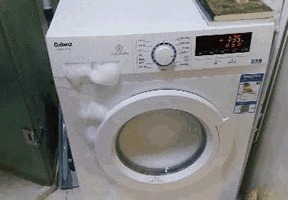 |搞笑GIF:夫妻在一起工作,这样才会更有安全感