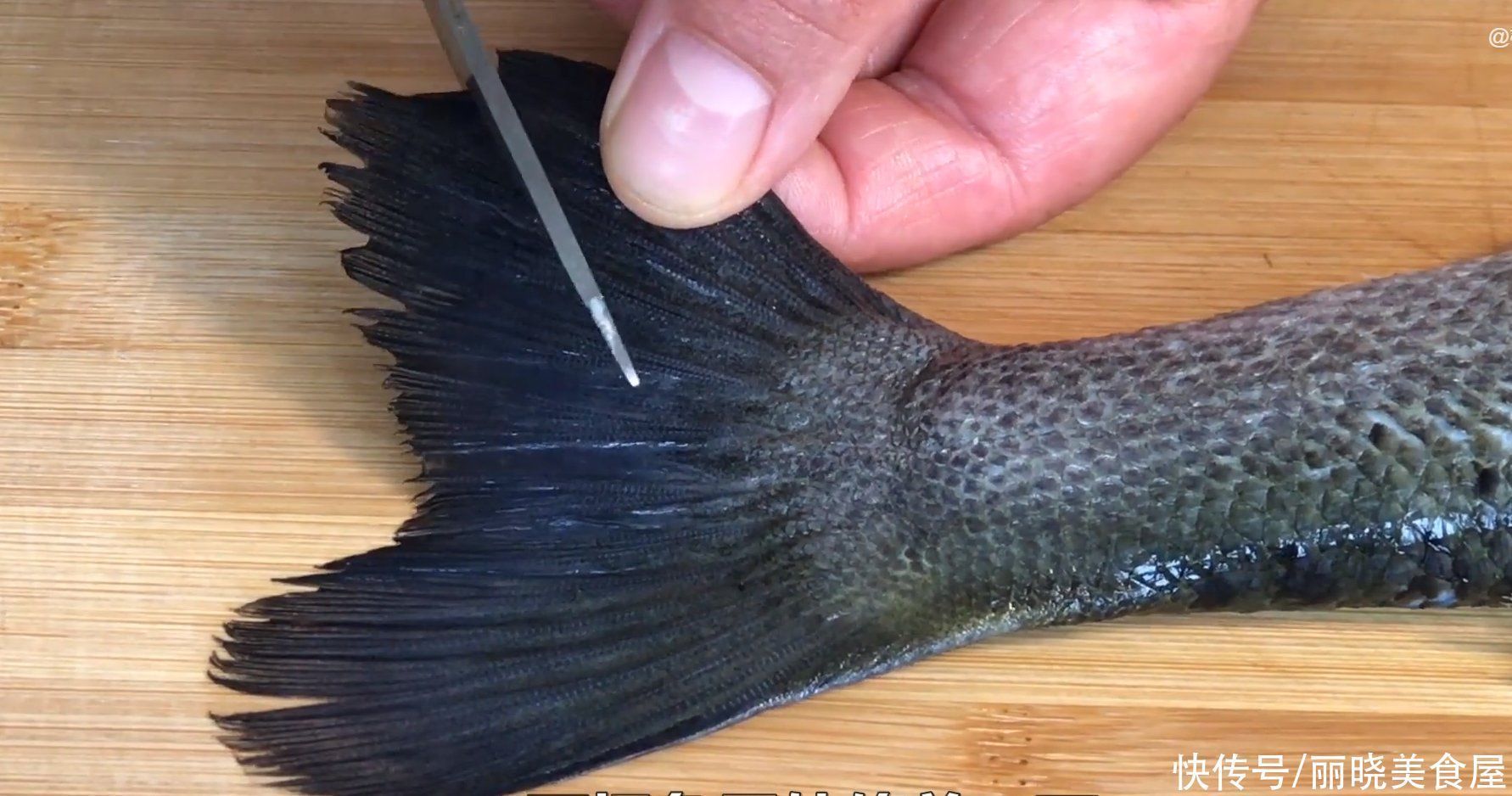 不管煎什么鱼，切记不要直接下锅，教你一招，不粘锅不掉皮