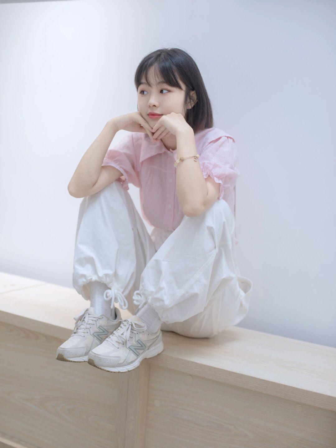 减龄|想要穿出少女感,不如试一试粉色衬衫+白色背带裤,穿起来元气十足!