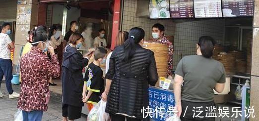 爷爷吃早餐丢四千元,早餐老板不认账,女孩一个办法老板原形毕露