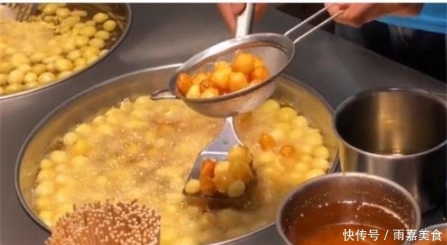 金黄|大叔卖“金黄果”一份5元,一天卖400份,顾客:非常好吃!