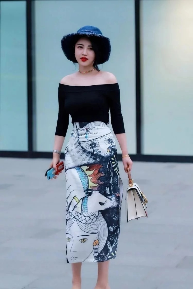 街拍：一字肩长裙小姐姐，温柔妩媚乖巧动人，让人无法抗拒的美