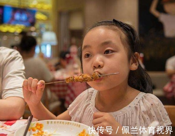 睡眠质量|儿科医生：孩子睡前，一定不能吃这5种食物，容易积食影响长个