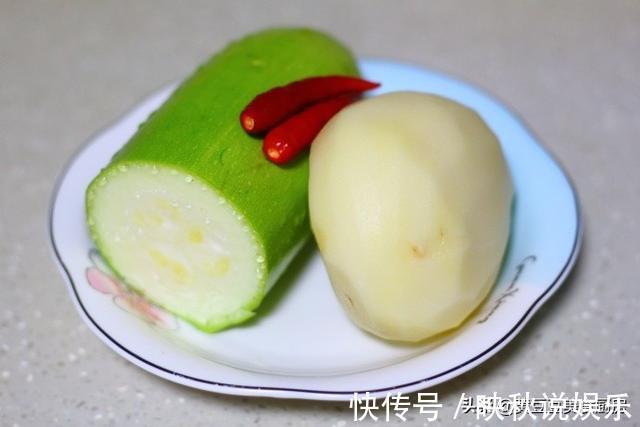 小米椒|土豆别再炒土豆丝了，这种做法才是孩子最爱的，炒一盘都不够吃