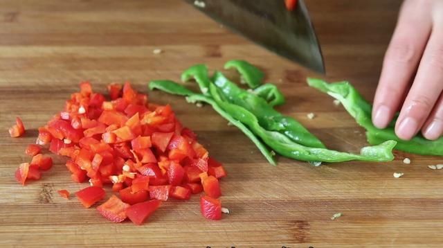 黄豆不再打豆浆了，教你1个新吃法，下酒下饭，比红烧肉还香