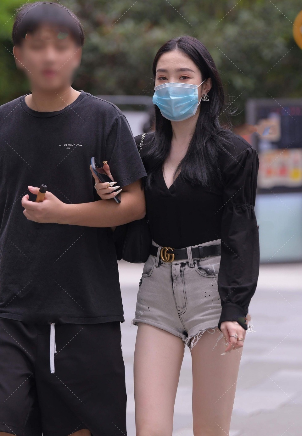 老家|美女街拍:穿着很华丽的北方女孩,单纯和减龄的结合,很想把她带回老家看看