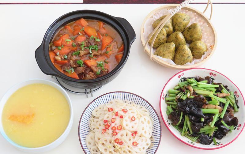 回农村婆婆家吃饭,婆婆做的家常菜都是我们爱吃的,比农家乐好吃