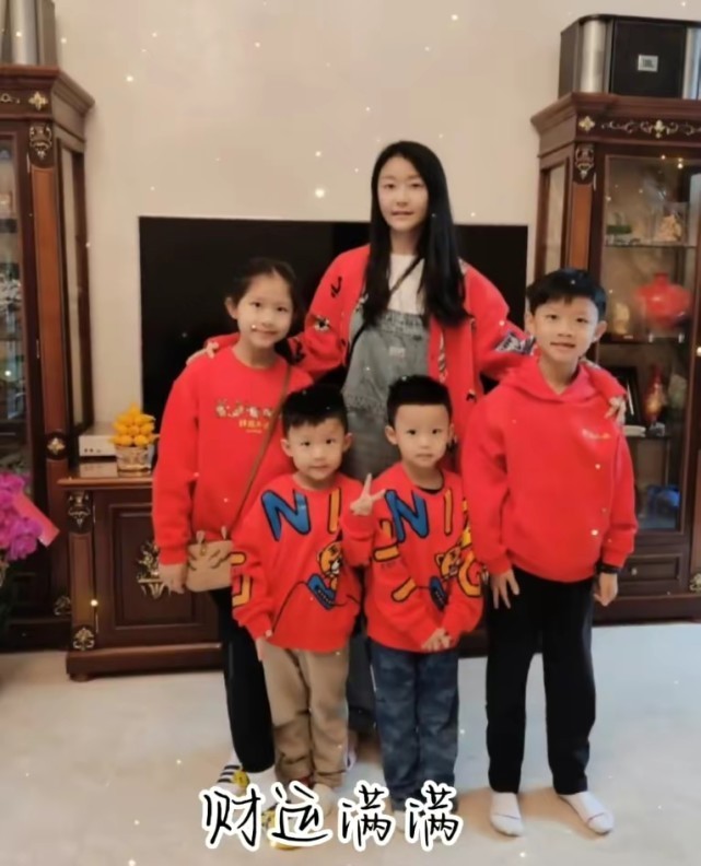 网球|37岁网球传奇嫁富商后生4子!春节晒出全家福,保养好得像20岁