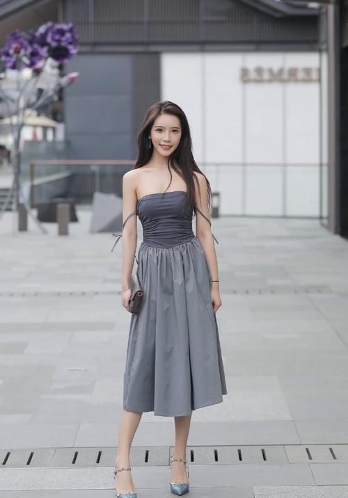 白色卫衣清爽简单，秀出一双大长腿