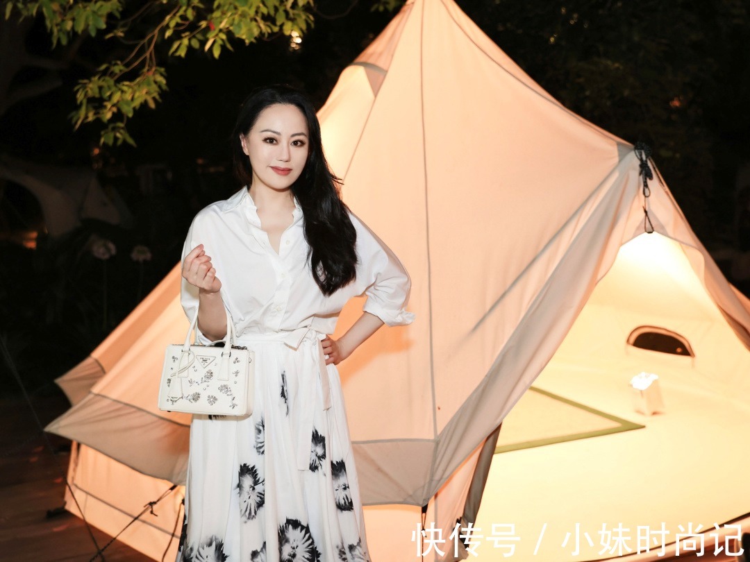 搭配|章小蕙才是真正的“上流贵妇”,穿白衬衫配半身裙,高贵又优雅