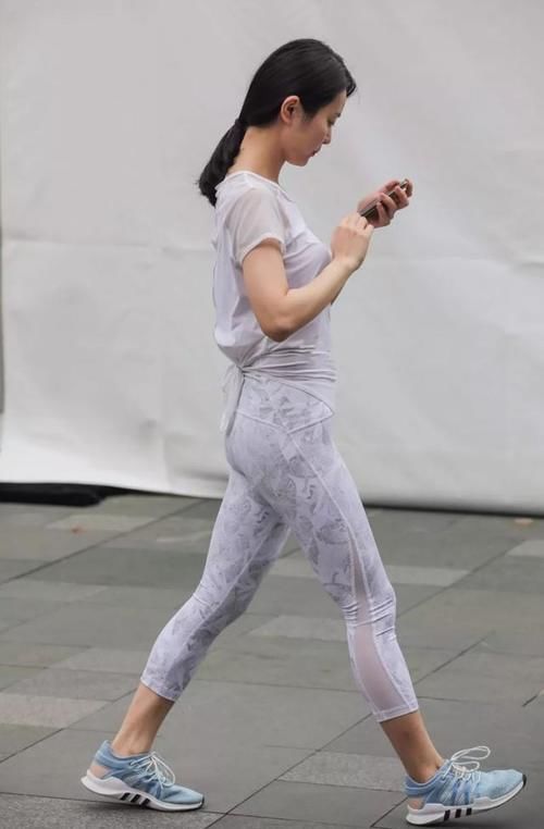 迎夏时尚说:浅灰色的运动套装,将身材展现的很漂亮,简单时尚