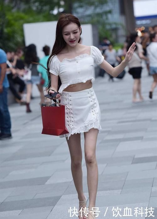 身材苗条的白富美，时尚穿搭白色修身A字裙，尽显美丽又大方