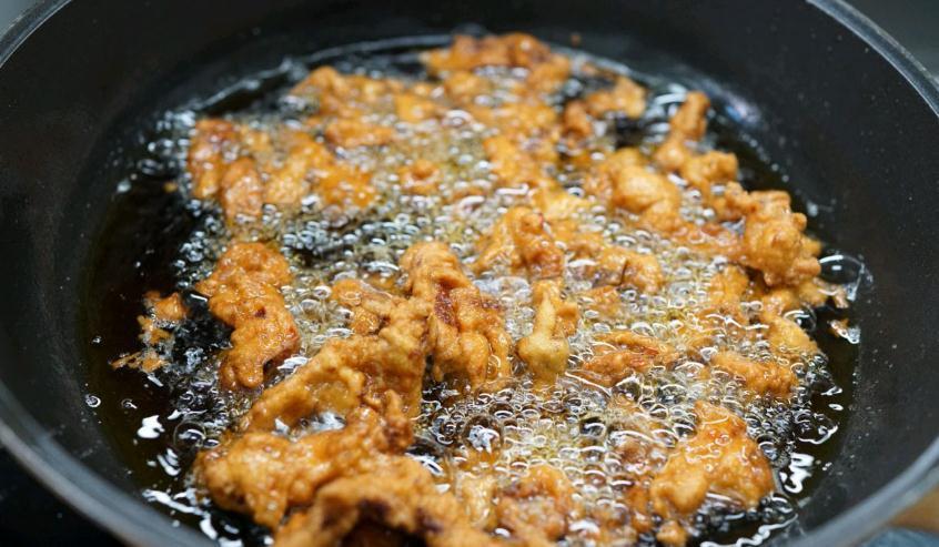 炸酥肉时，掌握好“调面糊”方法，出锅后又酥又香，比买的实惠