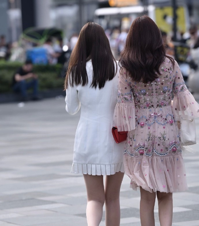 雨云 姑娘，穿裙就别穿运动鞋了，实在不行就穿双平底鞋呗