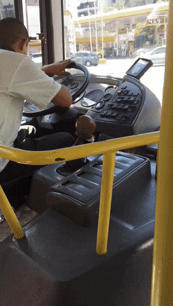 |搞笑GIF:这样的妹子 一看就不是省油的灯